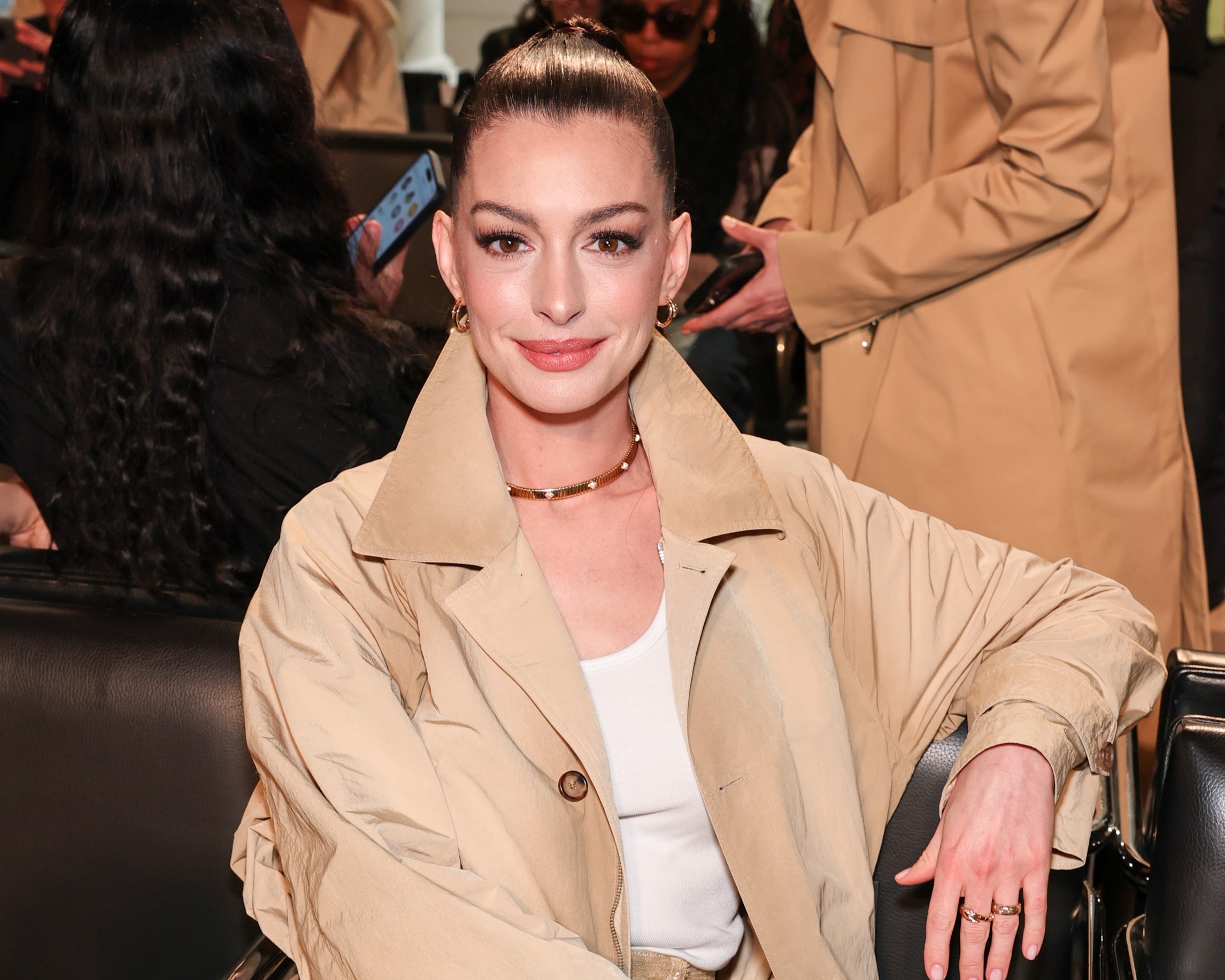 Selalu On Point and Well Defined, Ini Rahasia dari Perawatan Anne Hathaway!