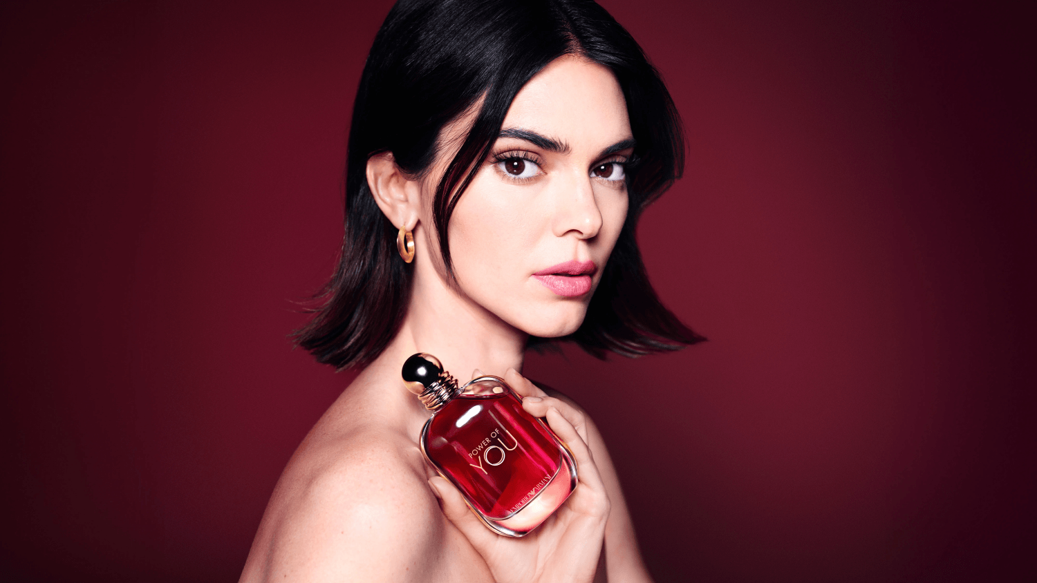 Tampil Elegan dengan Nuansa Merah, Kendall Jenner Jadi Global Fragrance Ambassador Emporio Armani!