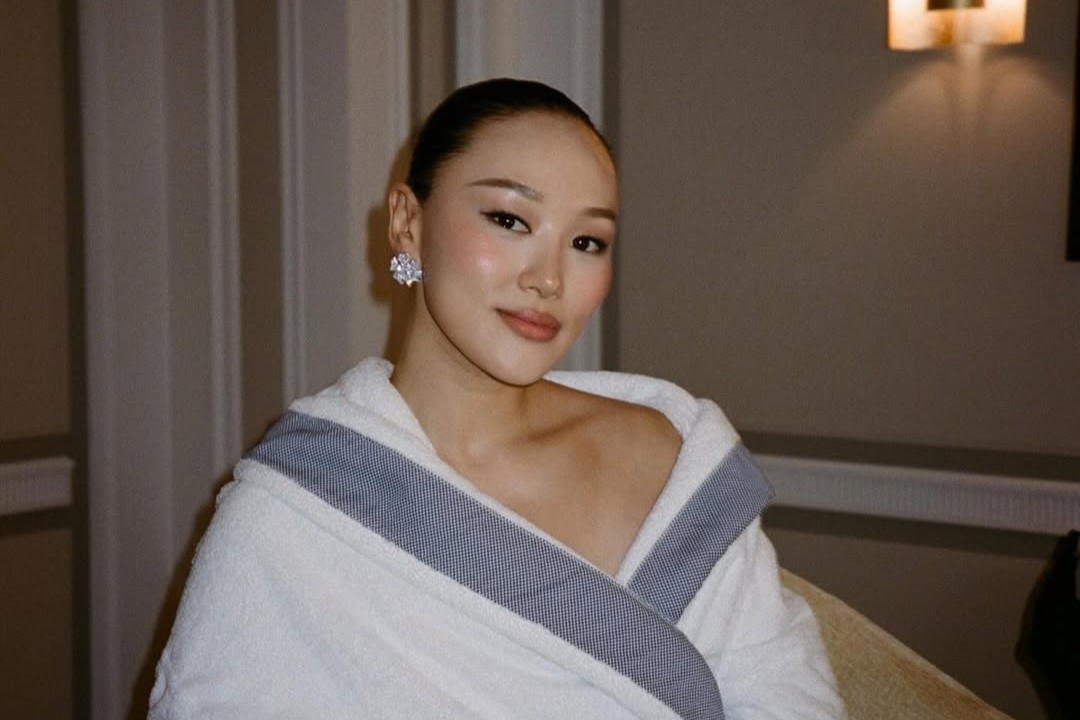 Salfok sama Kulit Glowing Yerin Ha di 'Bridgerton'? Lirik Skincare Routine-nya!