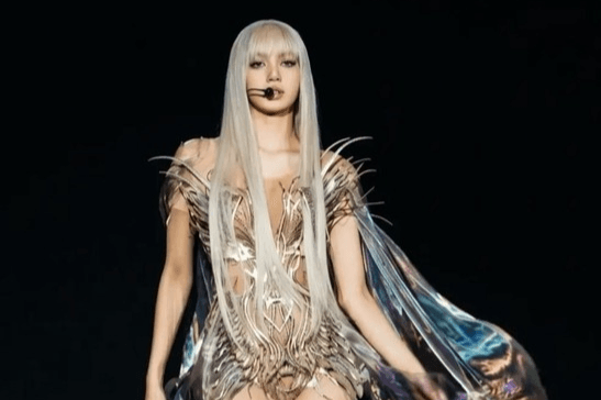 Duet bersama Anyma, Lisa BLACKPINK Tampil dengan Gaya Futuristik di Coachella 2026!