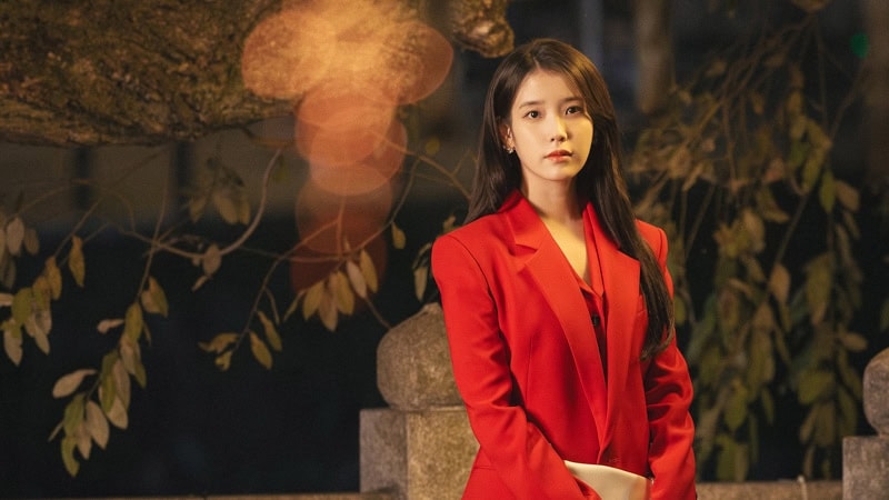 Tampil Iconic sebagai Seong Huiju, Lirik 5 Outfit IU di 'Perfect Crown'!