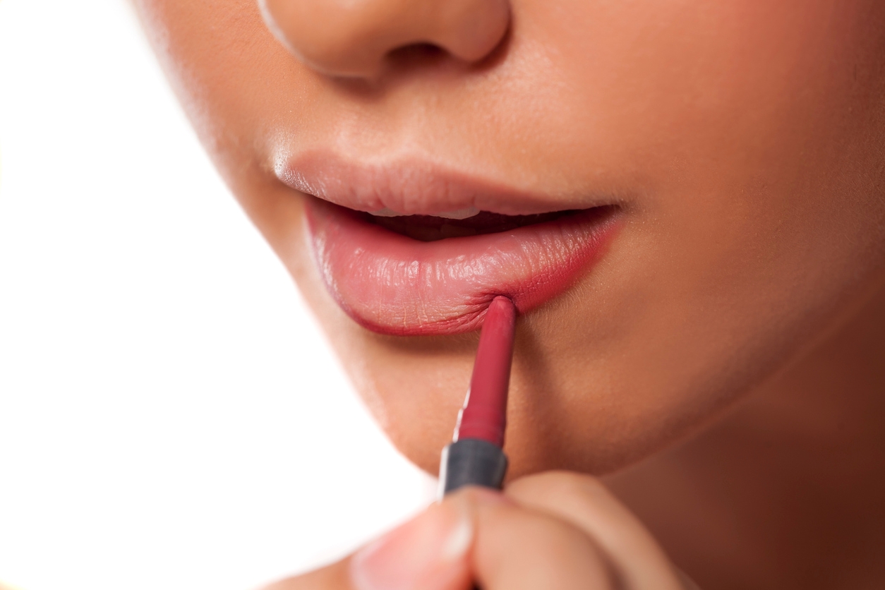 Lip Liner Trick, Cara Overline Bibir agar Terlihat Lebih Penuh tapi Tetap Natural!