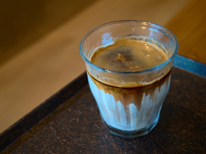 5 Rekomendasi Dirty Latte Enak di Jakarta, Wajib Coba!