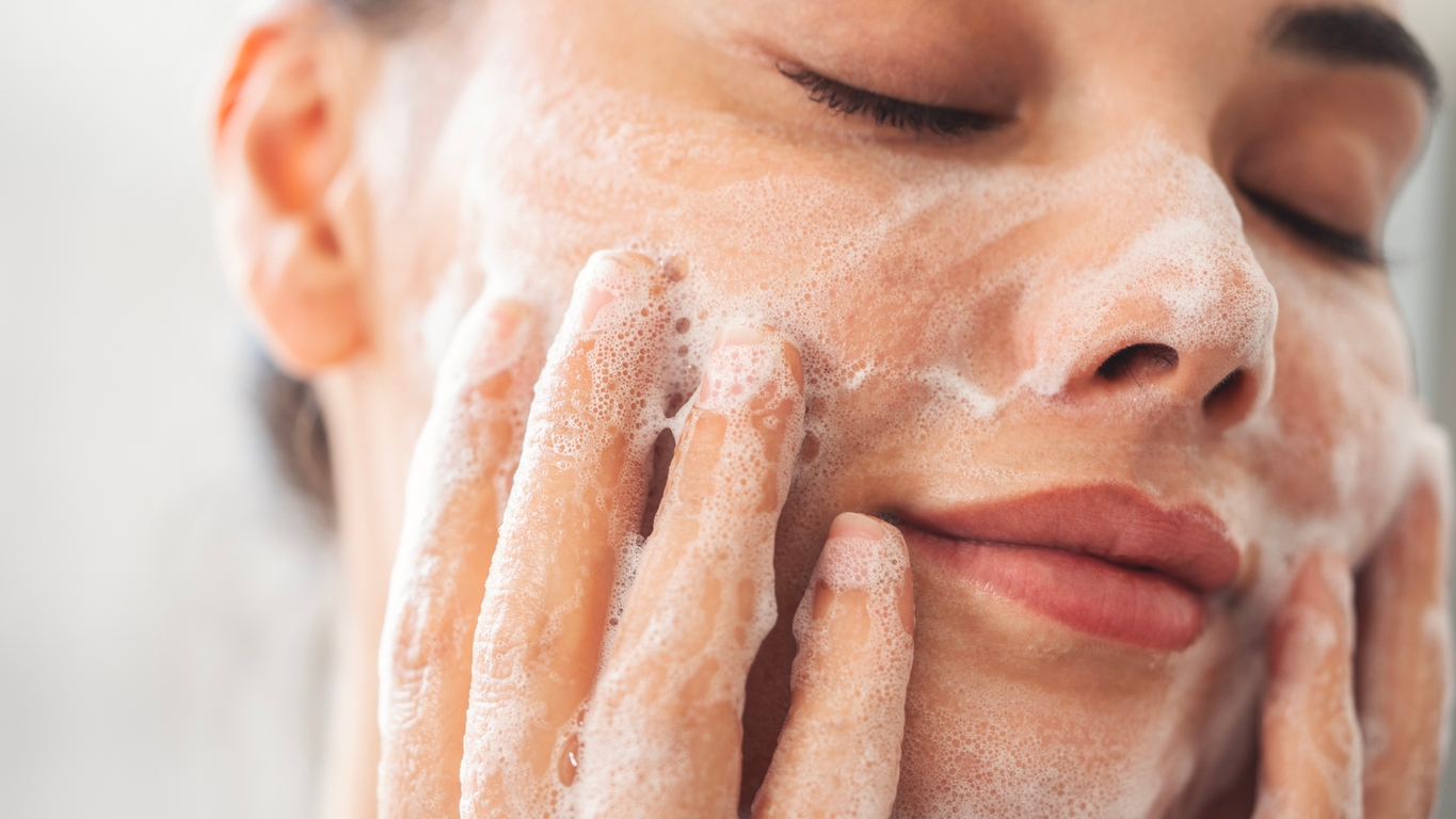 6 Kebiasaan Cuci Muka yang Diam-Diam Bisa Merusak Skin Barrier 
