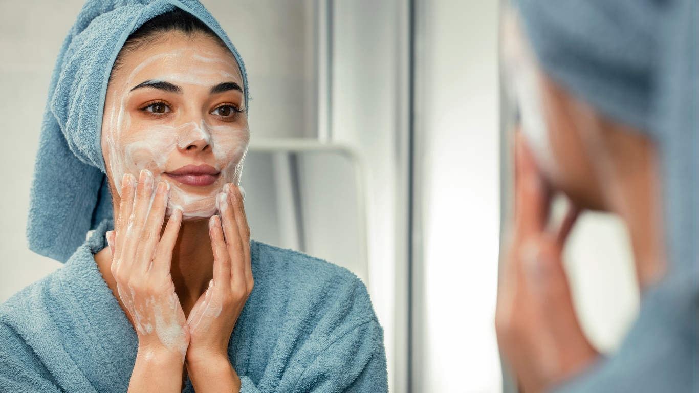 Wajah Terkena Abu Vulkanik? Ini 4 Rekomendasi Facial Wash yang Bisa Kamu Pakai!