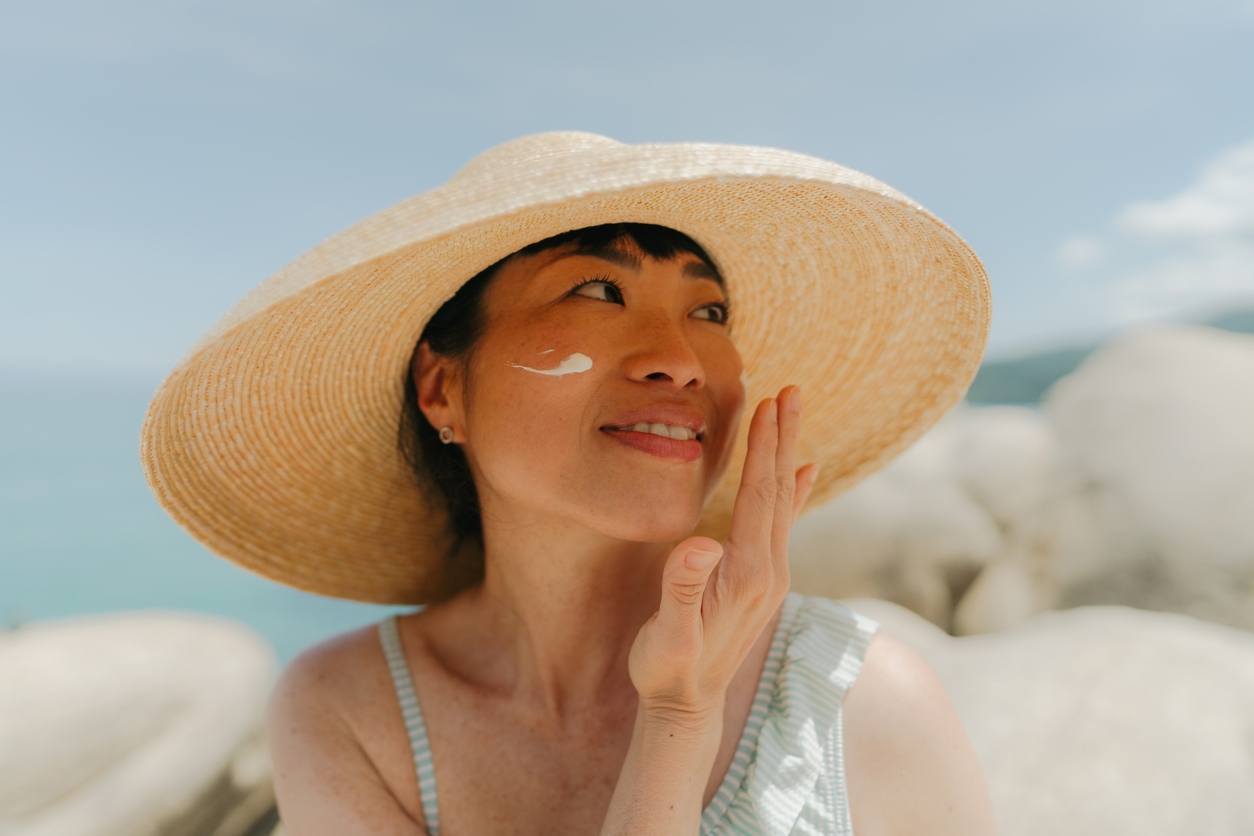 Kulit Kering Usia 40-an Wajib Coba 5 Sunscreen yang Sekaligus Melembapkan Ini!