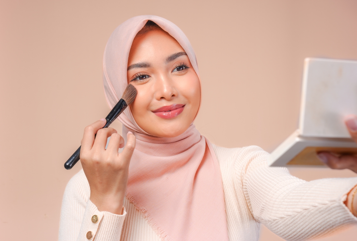 Makeup Mulai Crack saat Siang Hari? Ini Cara Touch Up yang Bikin Base Kembali Smooth