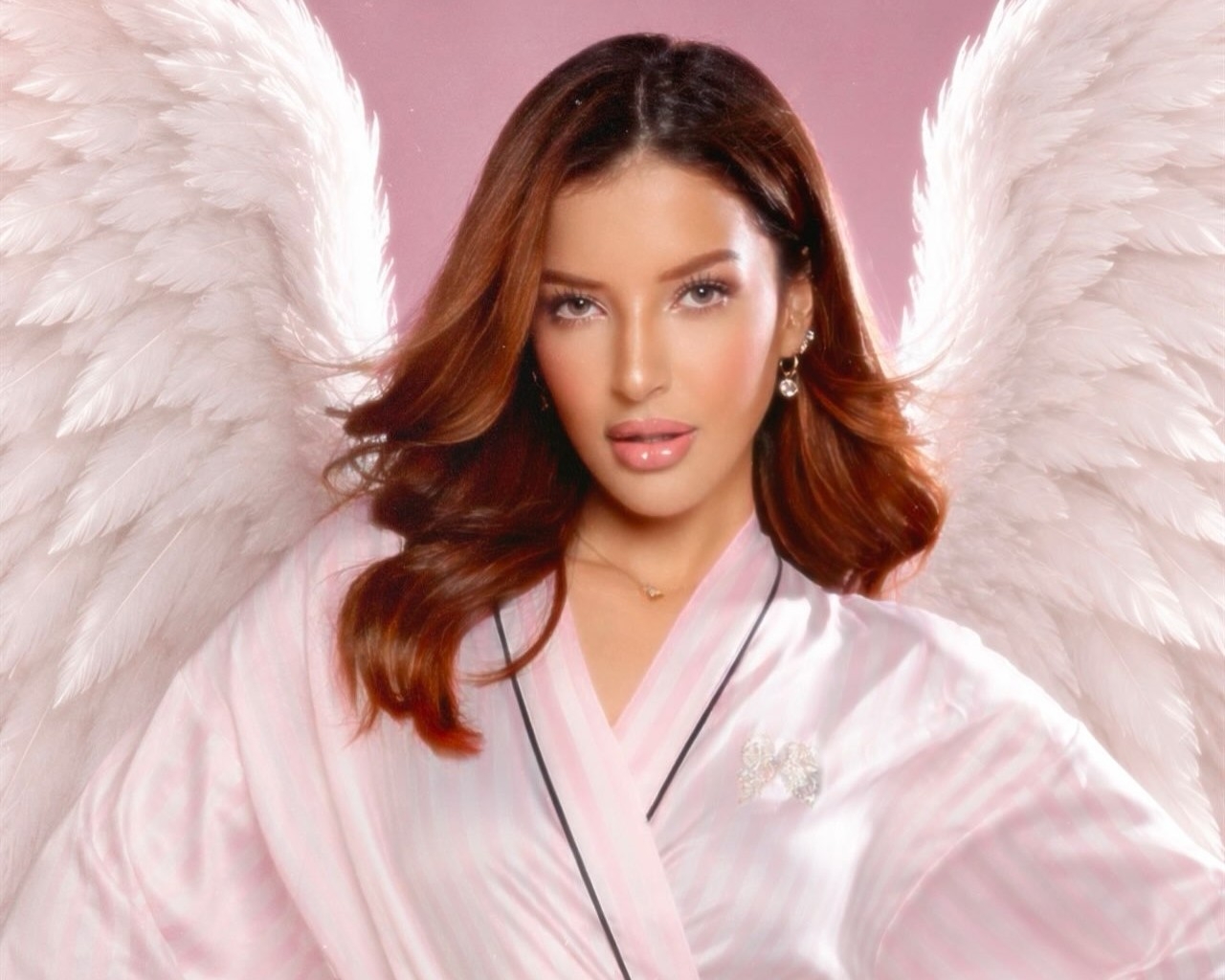 Tasya Farasya dengan Makeup ala Victoria’s Secret Angels, Perpaduan Soft Glam dan High Glam